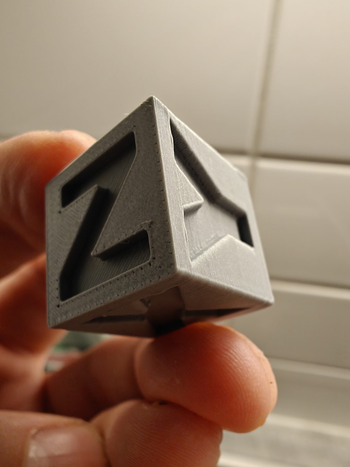 Kalibrointikuutio kädessä