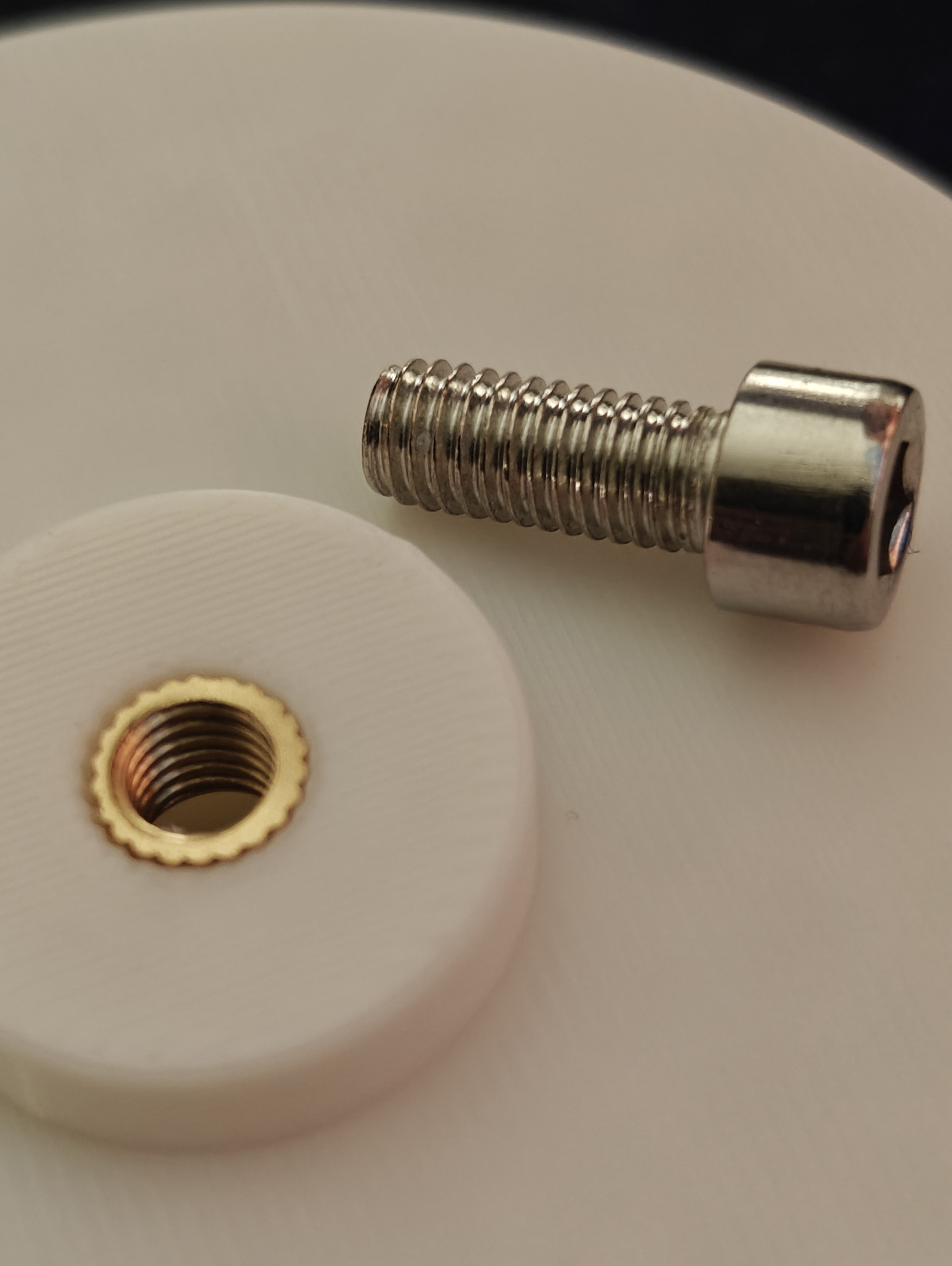 Kokoonpano tuotteet inserteillä, magneeteilla tai RFID siruilla