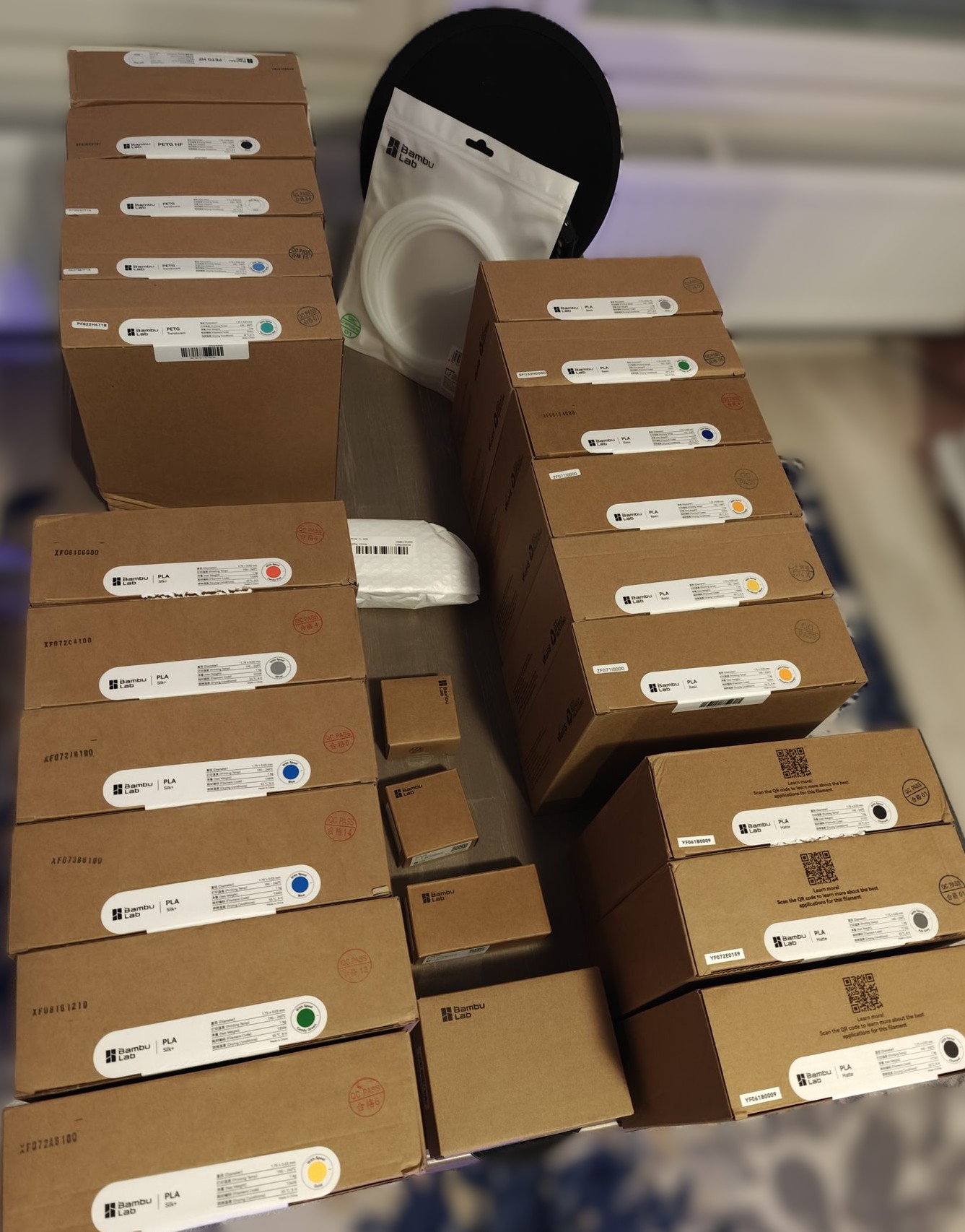 Bambu-filamenttilaatikot varastossa