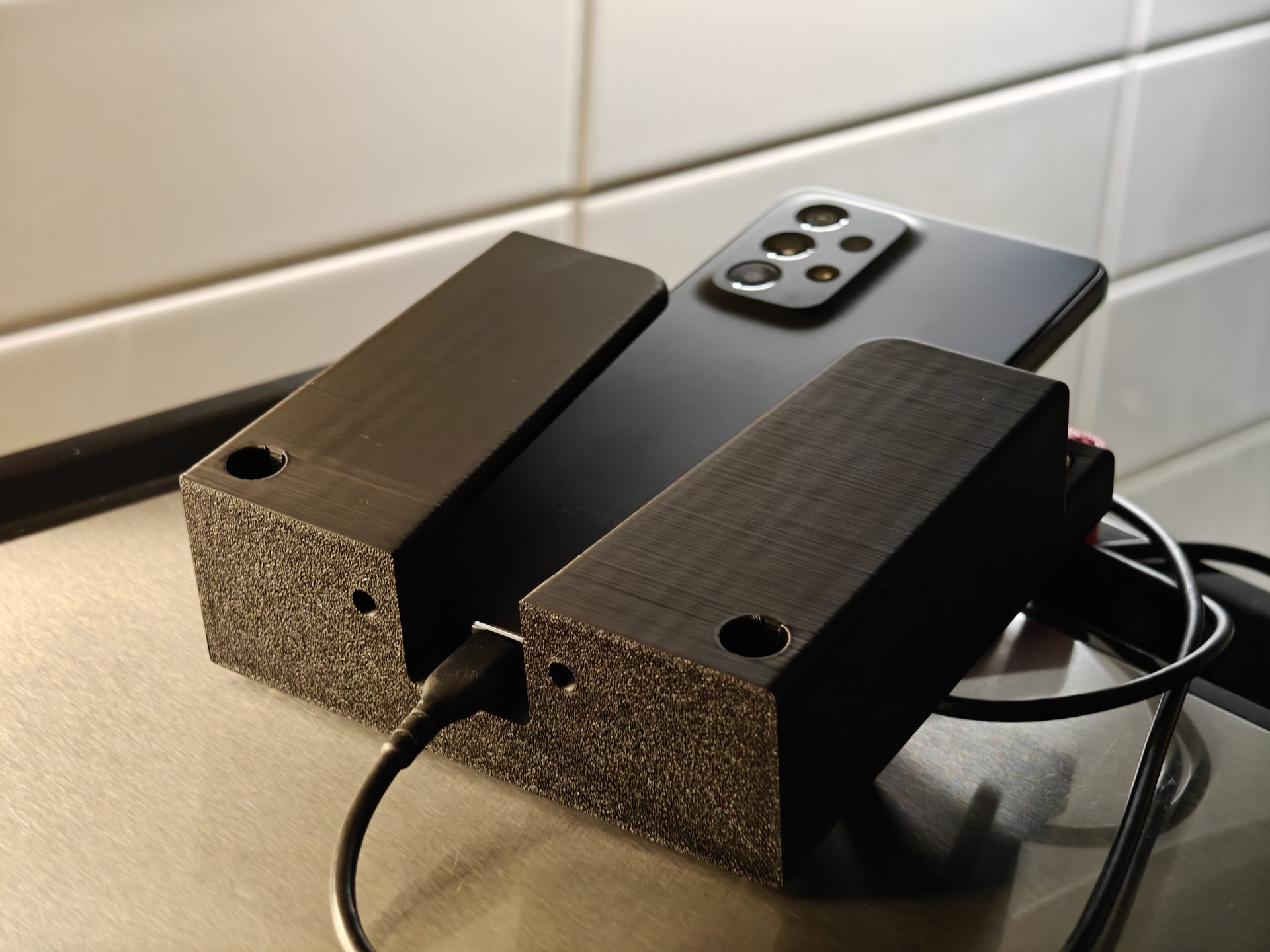 Puhelinteline latauksessa