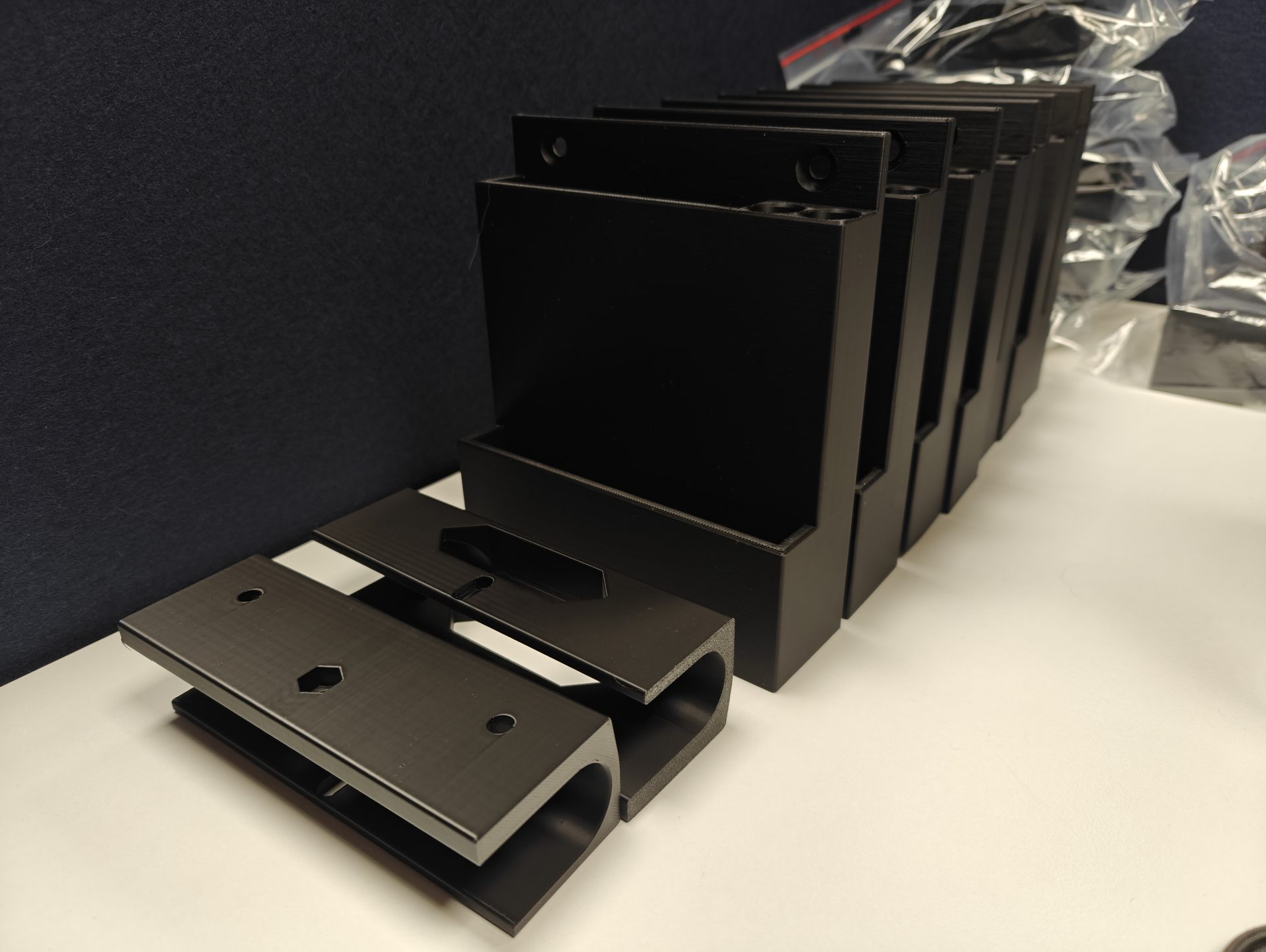 Identtiset mustat teolliset kiinnikkeet