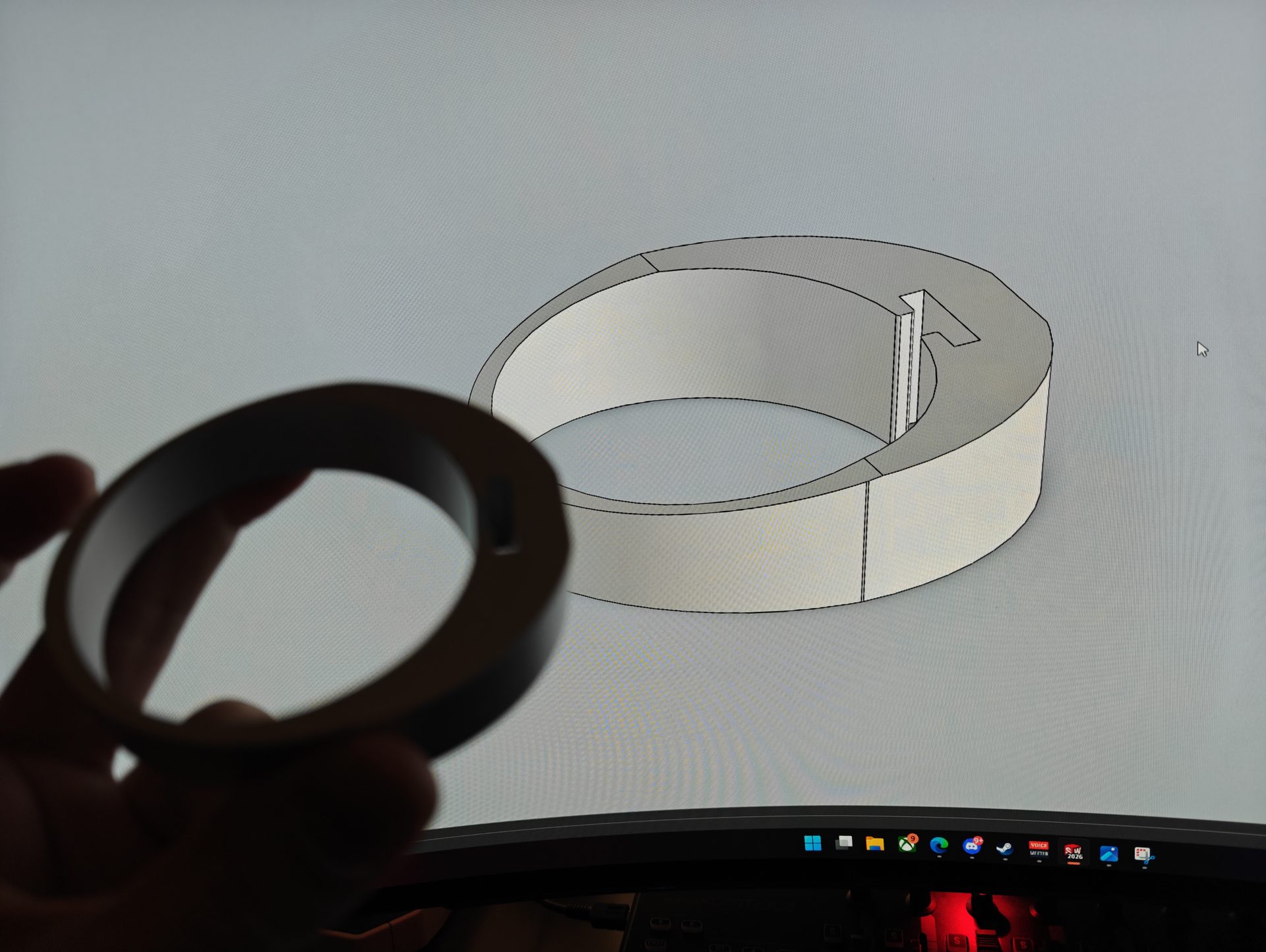 CAD-malli näytöllä, valmis rengas kädessä