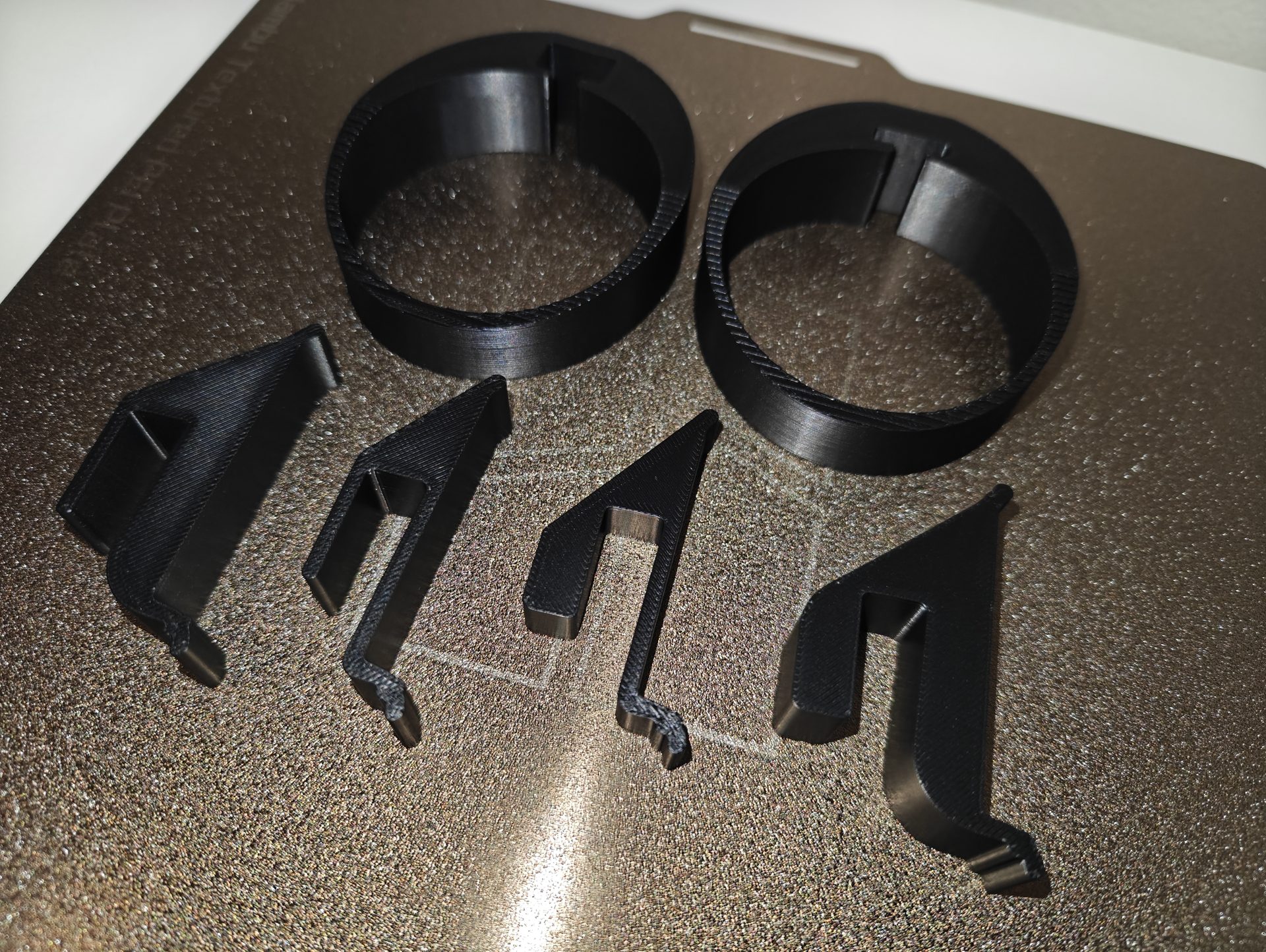 Mustat renkaat ja kiinnikkeet tulostusalustalla