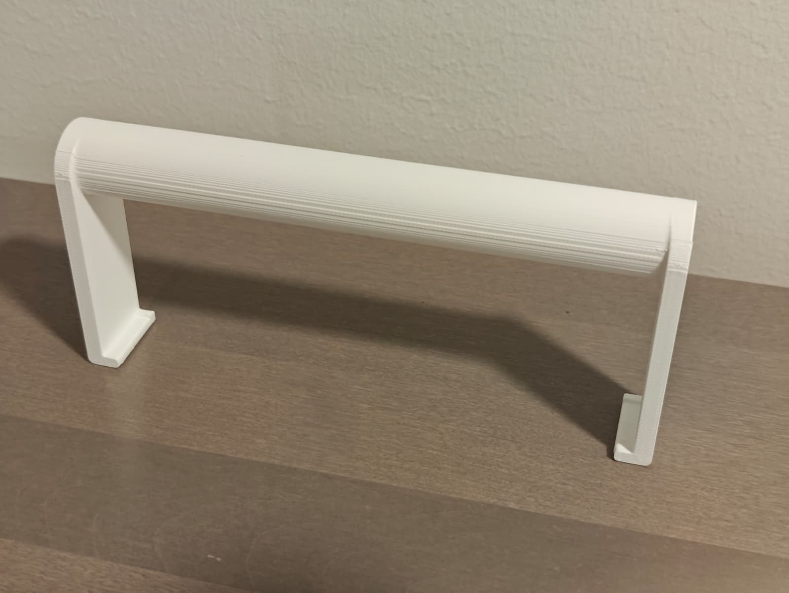 Valkoinen 3D-tulostettu kiinnike ja kahva