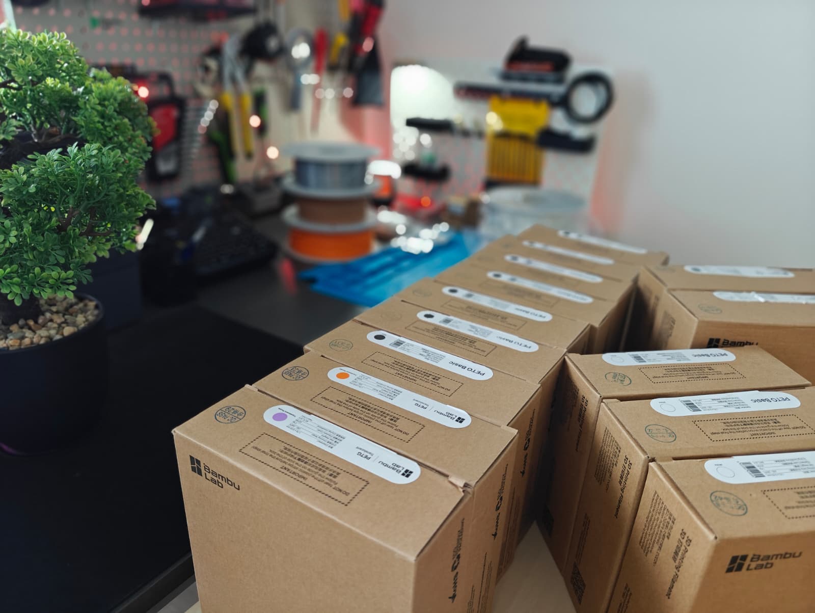 Bambu Lab PETG- ja PLA-filamenttilaatikot työpöydällä